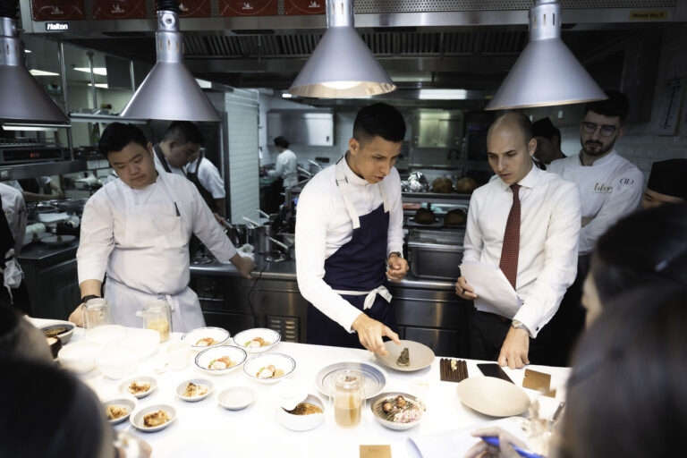 Blue by Alain Ducasse ชวนเปิดประสบการณ์ Fine Dining สุดเอ็กซ์คลูซีฟกับ “6-Hands Experience” มื้อพิเศษจากมิตรภาพและความคิดสร้างสรรค์ของสามเชฟระดับโลก