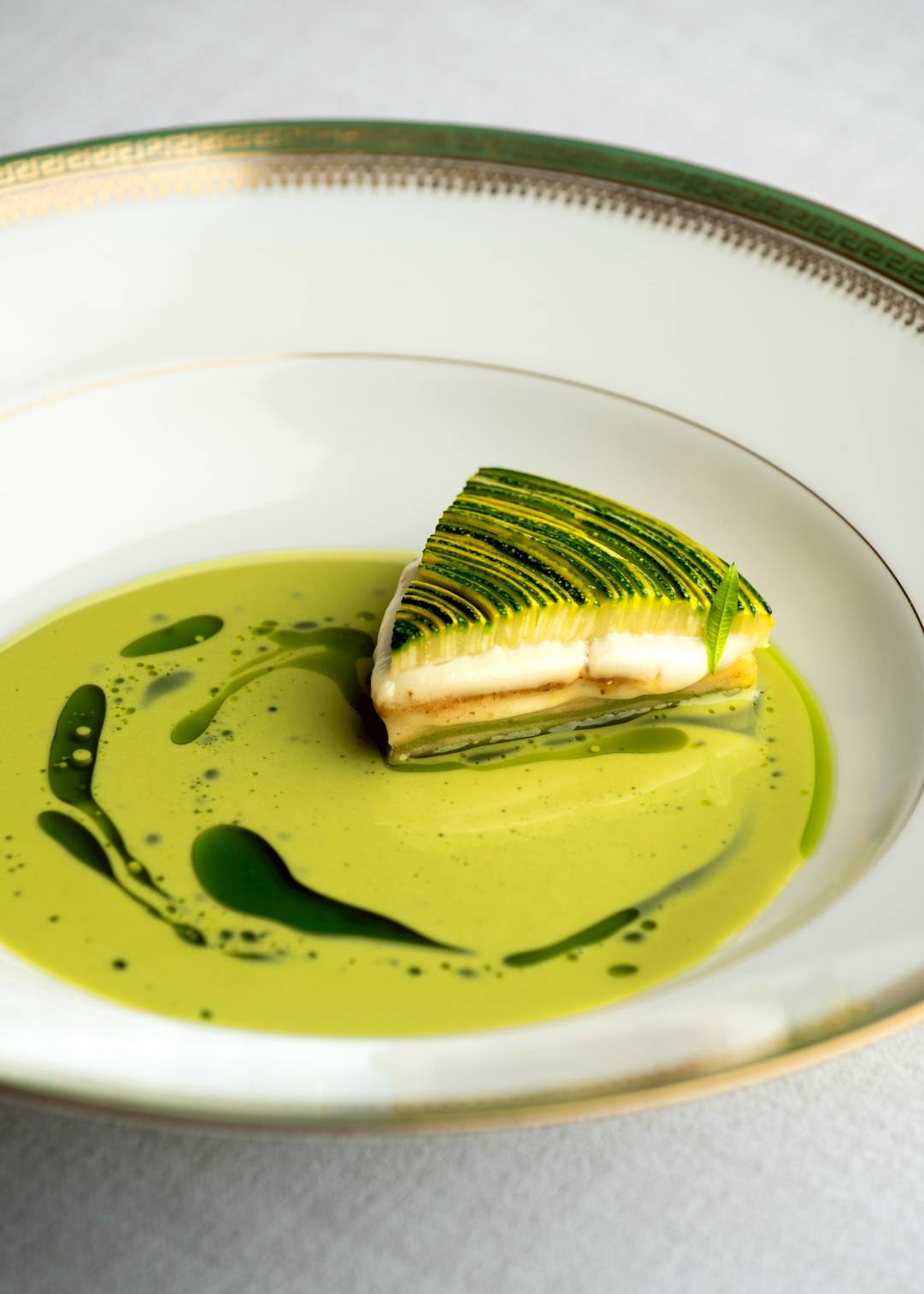 Blue by Alain Ducasse ชวนลิ้มรสเมนูประจำฤดูใบไม้ผลิโดยเชฟ Evens Lópezคัดสรรวัตถุดิบชั้นเลิศ ฉลองการเดินทางผ่านฤดูกาลครบหนึ่งรอบของเชฟมากฝีมือณ ร้านอาหารมิชลินสตาร์ริมแม่น้ำเจ้าพระยา ตั้งแต่มีนาคม 2569 เป็นต้นไป