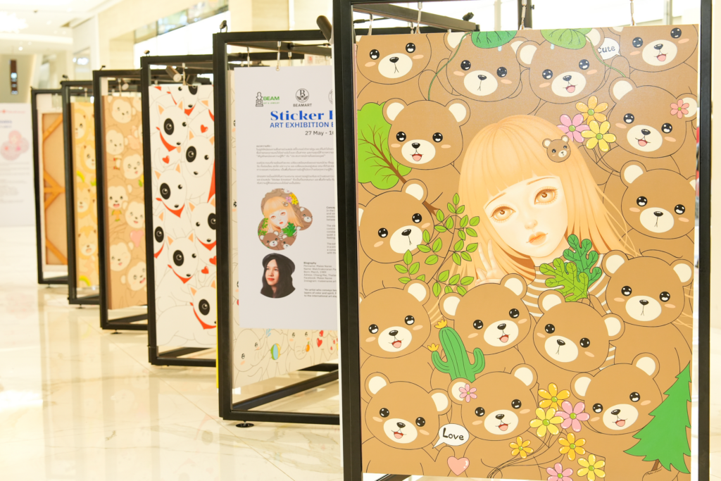 สยาม ทาคาชิมายะ ชวนท่องโลกแห่งอารมณ์ในนิทรรศการ “Sticker Emotion By Malee Naree”ถ่ายทอดความรู้สึกผ่านศิลปะ Pop Surreal พร้อมเวิร์กชอปเยียวยาใจวันนี้ – 10 มิ.ย. 2569 ชั้น M  ไอคอนสยาม