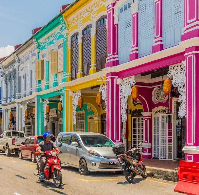 อมารี โอโซ่ และชามา ชวนออกเดินทางไปค้นพบมาเลเซียผ่าน George Town Festival 2026 และ Hari Merdeka ตั้งแต่เสน่ห์เมืองเก่าปีนัง พลังของกัวลาลัมเปอร์ ไปจนถึงจังหวะชีวิตสบายๆ ในยะโฮร์ บาห์รู พร้อมประสบการณ์การพักที่เติมเต็มเรื่องราวของแต่ละทริป