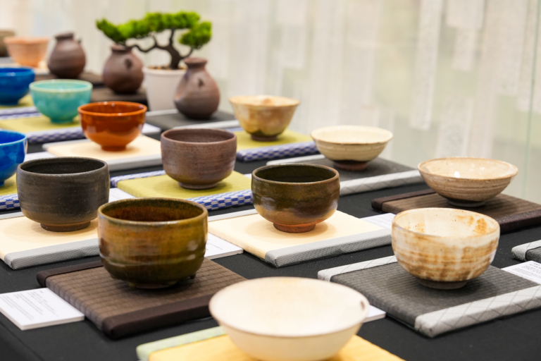 นิทรรศการ “Six Landscapes: 6 ภูมิทัศน์แห่งถ้วยชาญี่ปุ่น” รวมที่สุดแห่งถ้วยชาทำมือชิ้นเดียวในโลก จาก 6 เตาเผาโบราณยุคประวัติศาสตร์ จัดแสดงให้ชมฟรี 1 – 15 กรกฎาคม 2569 ณ ชั้น M สยาม ทาคาชิมายะ ณ ไอคอนสยาม