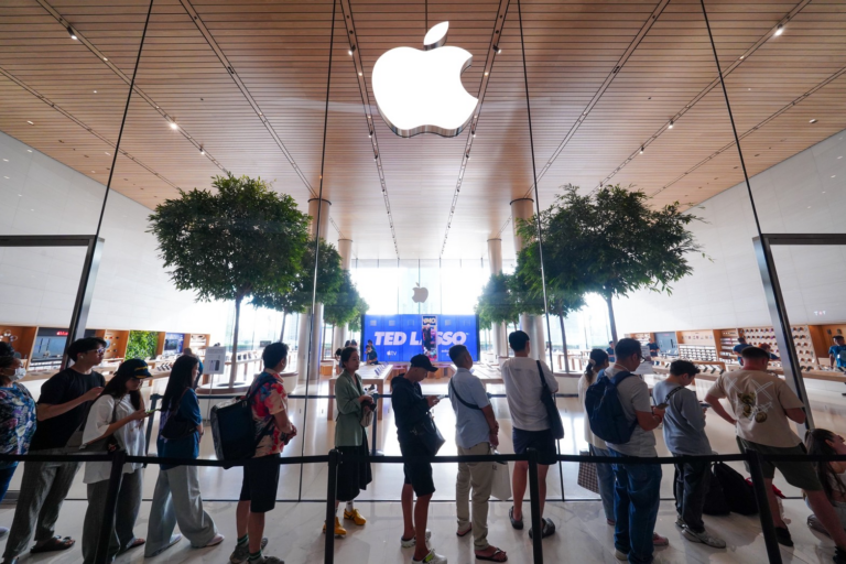 Apple Store ICONSIAM สาขาแรกของประเทศไทย คึกคักรับ iPhone 18 วันแรก ลูกค้าต่อคิวรับเครื่องตั้งแต่ก่อนเปิดร้าน