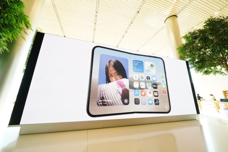 Apple Store ICONSIAM ต้อนรับการวางจำหน่าย iPhone Duo อย่างเป็นทางการ